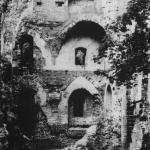 Zamek krzyżacki w Bałdze w 1990 r. (Bitner-Wróblewska A., Nowakiewicz T., Rzeszotarska-Nowakiewicz A. 2011, 107).